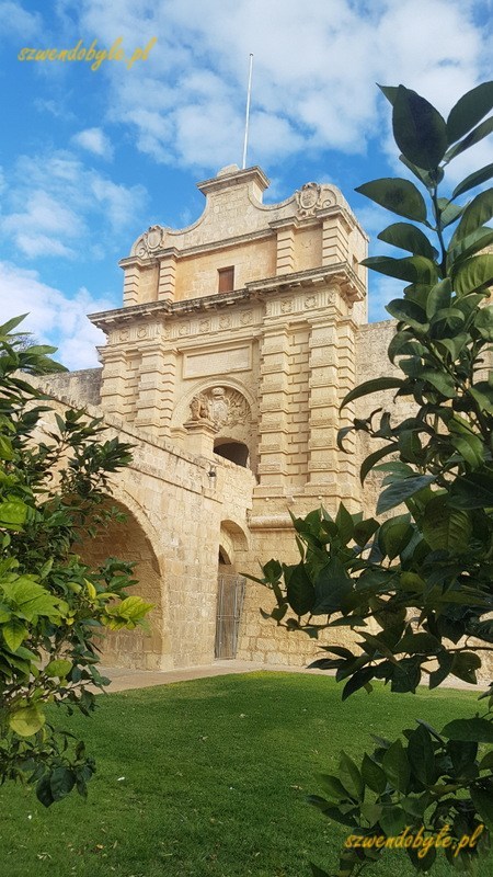 Mdina, Brama Główna wraz z mostem. Widok z dołu - z fosy.