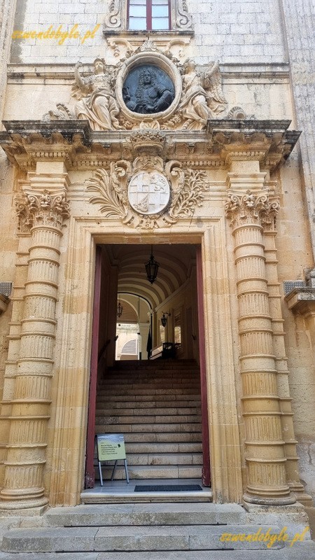 Mdina, wejście do Palazzo Vilhena.