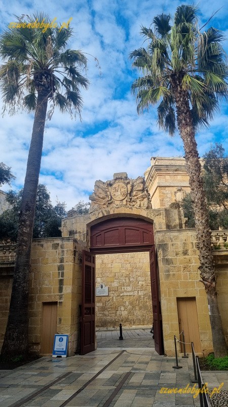 Mdina, brama na dziedziniec Palazzo Vilhena.