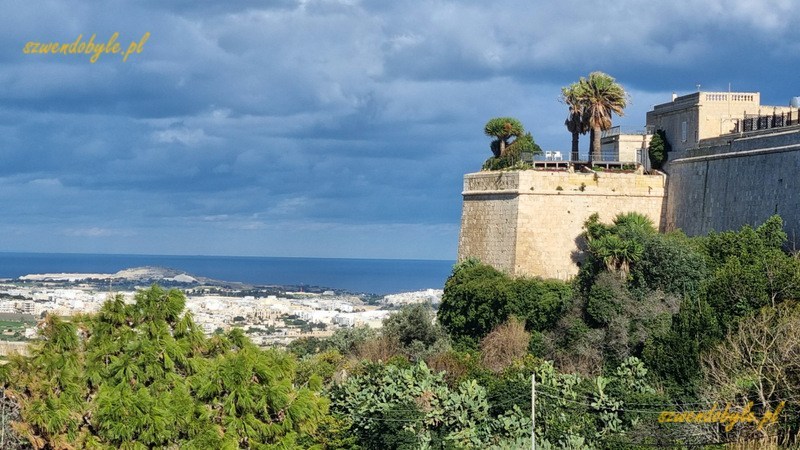 Mdina, widok w kierunku morza. Po prawej stronie fragment murów miejskich.