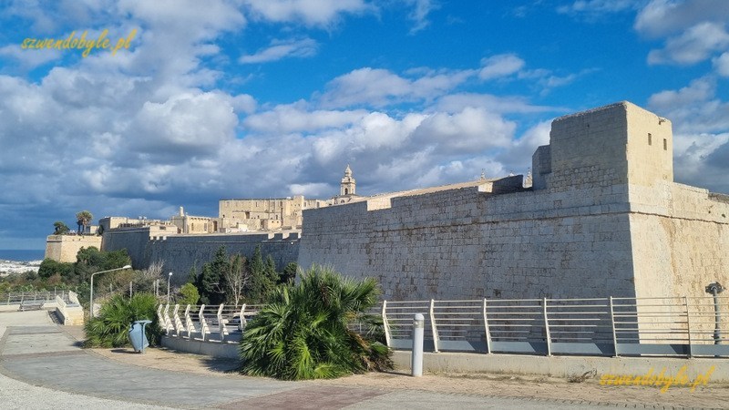 Mdina, widok na mury na tle nieba.