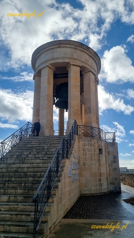 Siege Bell Memorial, Malta. Widok od strony schodów prowadzących do dzwonów.