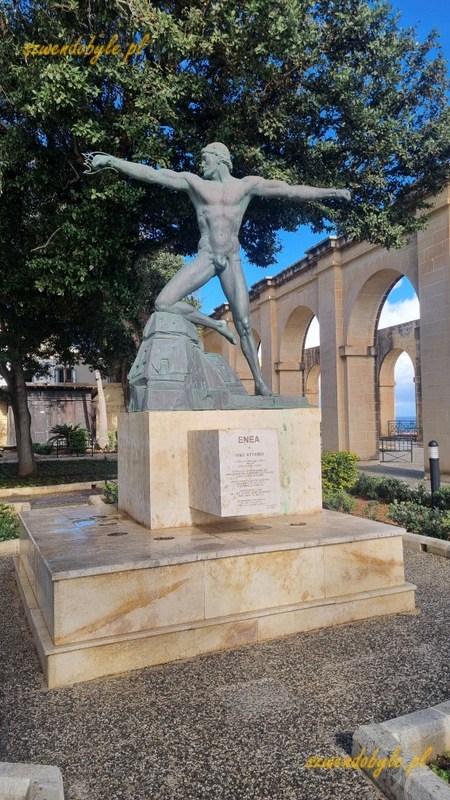 Malta, Valletta. Rzeźba Eneasz w Lower Barrakka Gardens.