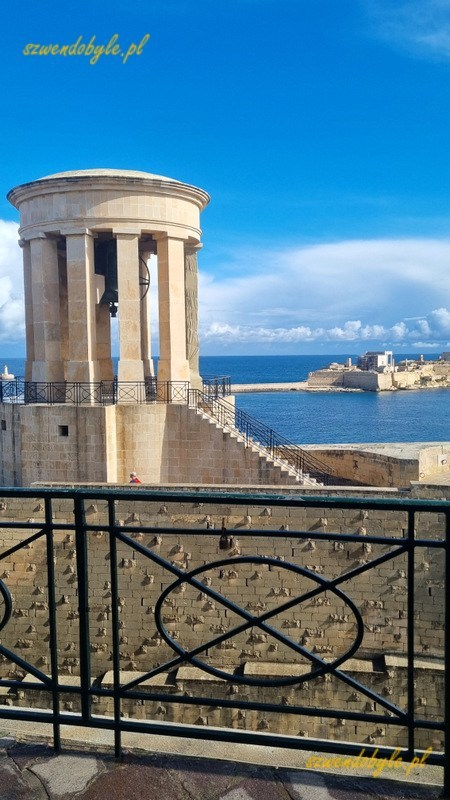 Siege Bell Memorial, Malta. Widok od strony Lower Barrakka Gardens.