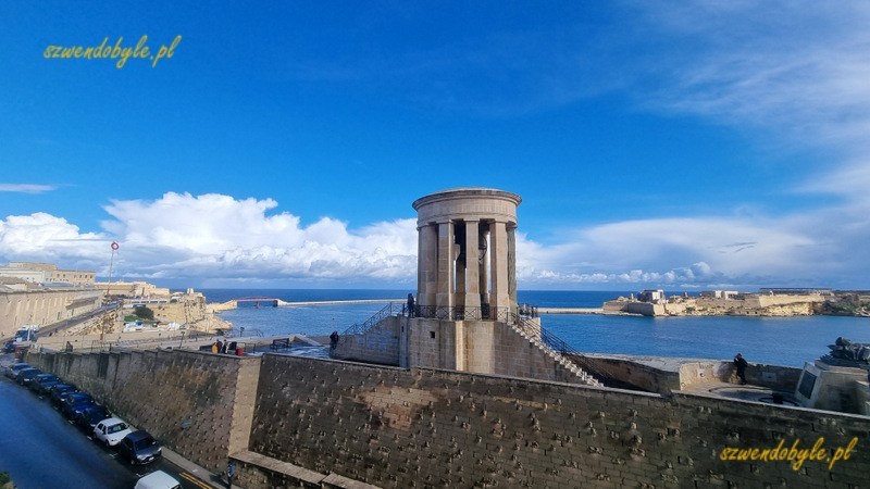 Siege Bell Memorial, Malta. Widok od strony Lower Barrakka Gardens.