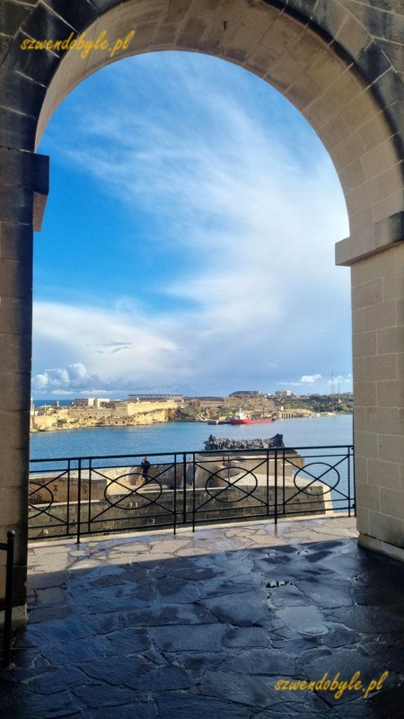 Malta, Valletta. Widok przez arkady Lower Barrakka Gardens na fort i wejście do portu.