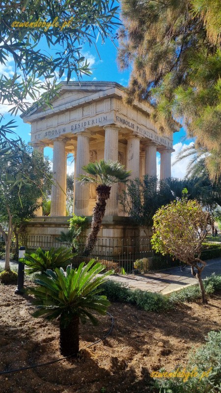 Malta, Valletta. Pomnik przypominający antyczną świątynię w Lower Barrakka Gardens