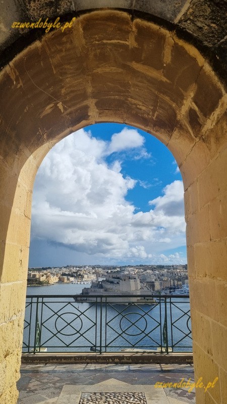 Malta, Lower Barrakka Gardens. Widok przez arkady na fort.