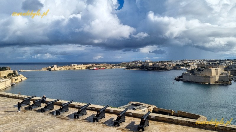 Malta, widok z góry z Lower Barraka Gardens na taras z ośmioma armatami skierowanymi w stronę zatoki.