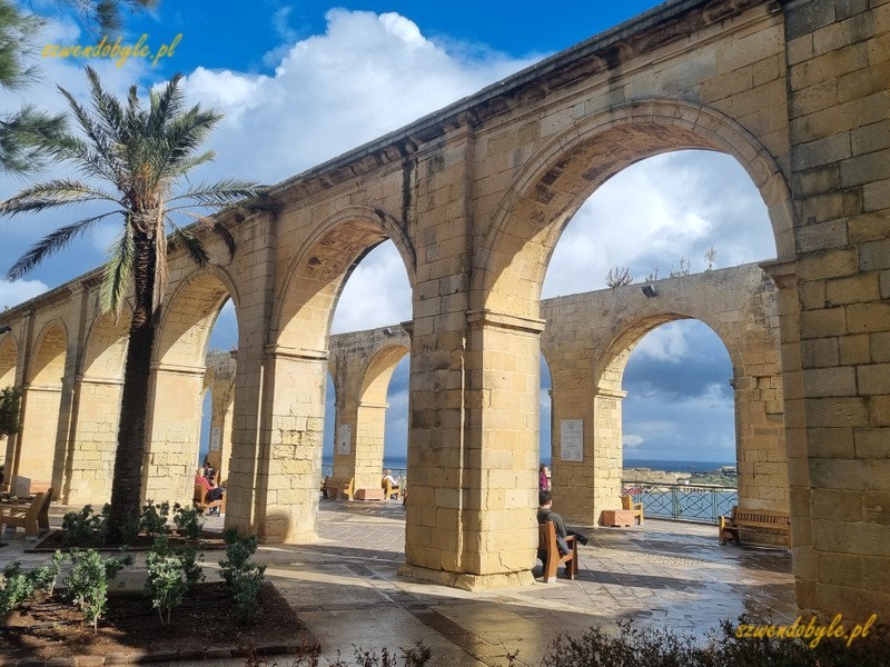 Malta, Valletta. Arkady w Upper Baraka Garden.