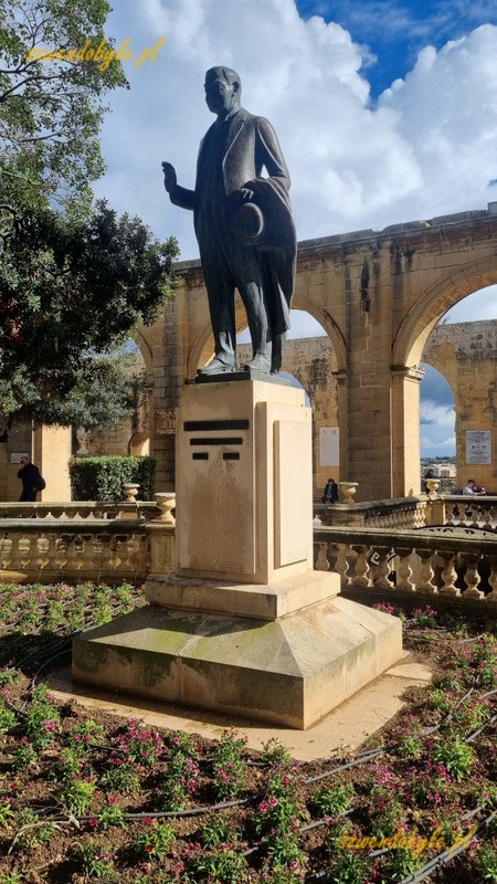 Malta, pomnik w Lower Barrakka Gardens. 