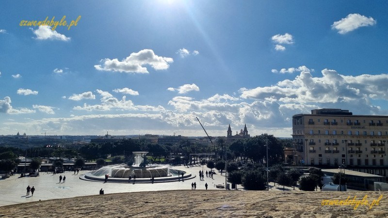 Malta, Valletta. Widok z góry, z parku Hastings Gardens, na fontannę Tryton.