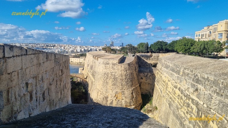 Malta, Valletta. Widok na mury miejskie z góry z parku Hastings Gardens.