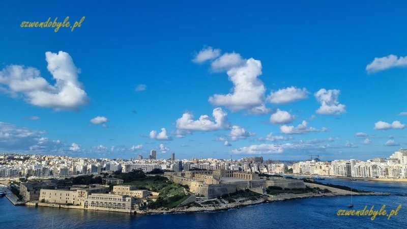 Malta, Valletta. Widok na fort i Sliemę.