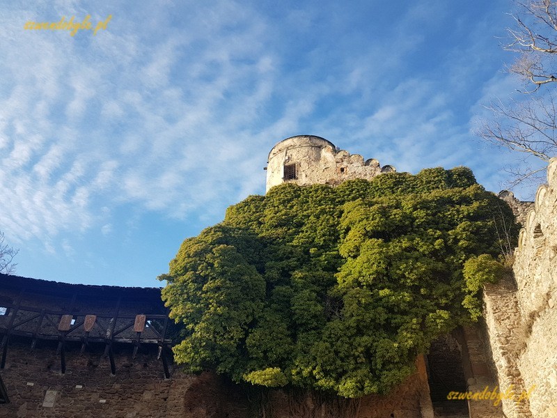 Zamek Chojnik, widok od strony dziedzińca na wieżę na tle chmur.