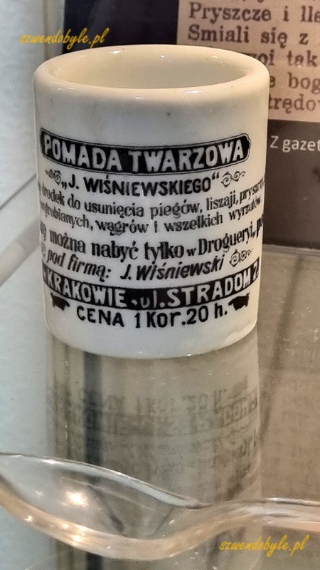 Ceramiczny pojemnik z napisem POMADA TWARZOWA apteki w Krakowie. Muzeum Farmacji w Łodzi.