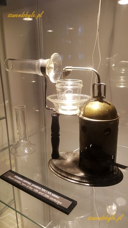 Zabytkowy inhalator szklano -metalowy. Muzeum Farmacji w Łodzi.