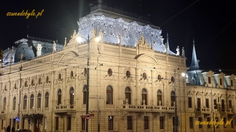 Fragment fasady Pałac Poznańskiego w porze nocnej,