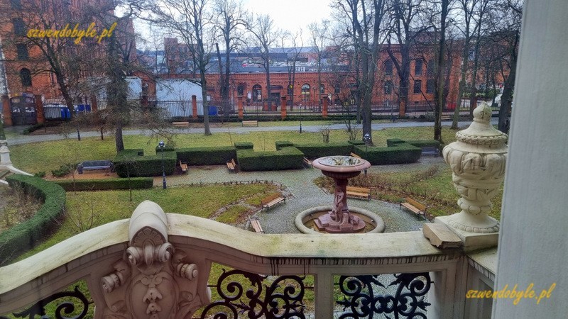 Łódź, balkon w Pałacu Poznańskiego z widokiem na fabrykę.