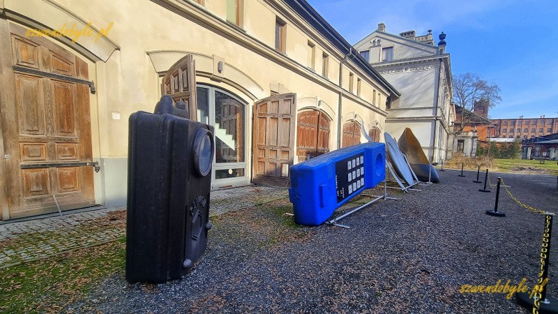 Łódź, Muzeum Kinematografii. Fotoplastikon. Na dziedzińcu muzeum dekoracje z filmu Kingsajz - latarka i telefon.