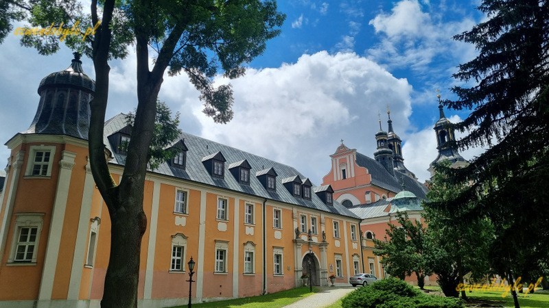 Lubuskie. Gościkowo-Paradyż, widok na budynek klasztoru cystersów od strony wejścia na teren. Na drugim planie wieże kościoła św. Marcina. 20240622_133629-ink