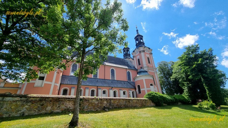 Lubuskie. Gościkowo-Paradyż, widok na kościół św. Marcina od strony ogrodu. 20240622_142715-ink