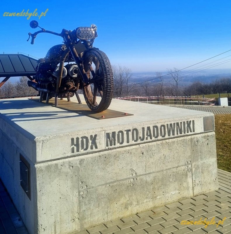 Małopolska, Bocheniec. Pomnik motocykla na betonowym postumencie z napisem "HDK JADOWNIKI". 20260307_084350-ink