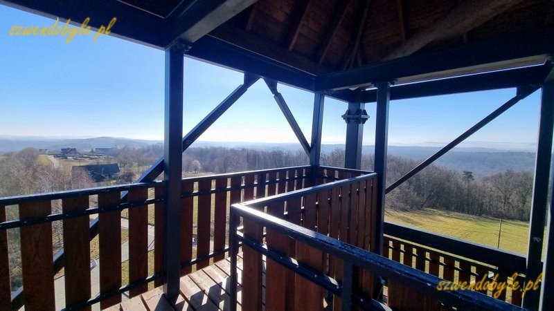 Małopolska, Bocheniec. Widok g&oacute;rnego poziomu wieży widokowej. 20260307_093448-ink