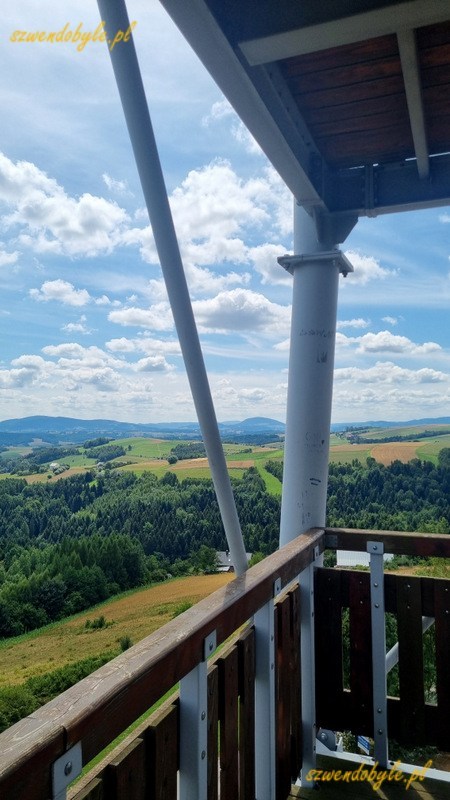 Bruśnik, panorama i słupki wspierajace dach wieży widokowej. 20240720_113024-ink