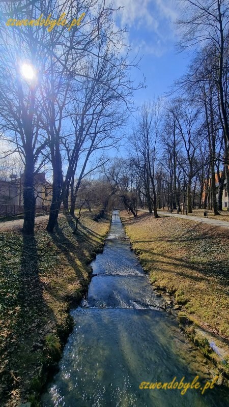 Małopolska, Krzeszowice. Park wzdłuż brzeg&oacute;w Krzesz&oacute;wki. 20260315_104554-ink