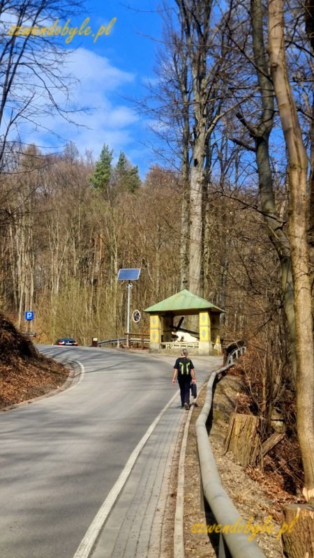 Malopolska, ż&oacute;łty szlak Krzeszowice - Czerna, droga wspina się w g&oacute;rę. 20260315_121310-ink