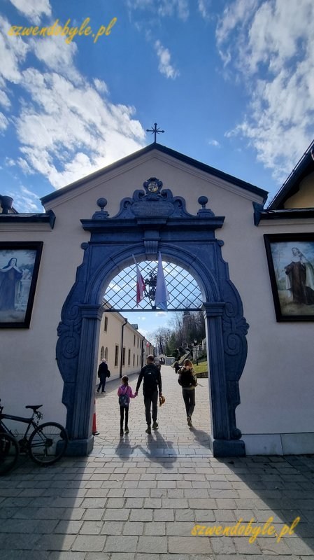 Małopolska, brama wejściowa na teren klasztoru w Czernej. 20260315_121638-ink