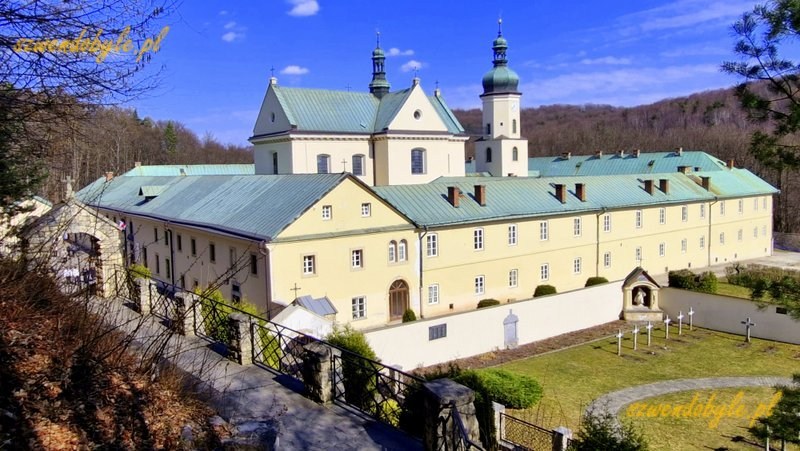 Małopolska, klasztor w Czernej. Widok na klasztor ze wzg&oacute;rza z drogą krzyżową. 20260315_123913-ink