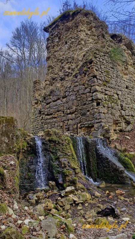 Małopolska, ż&oacute;łty szlak z Krzeszowic. Widok ruin Diabelskiego Mostu, niewielki wodospad. 20260315_145034-ink