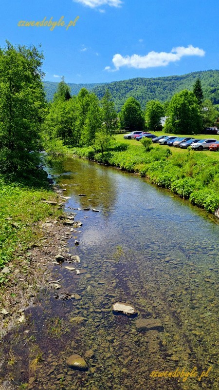 Małopolska, Lubomierz-Rzeki, widok na rzekę Kamienica i parking. 20250614_131225-ink