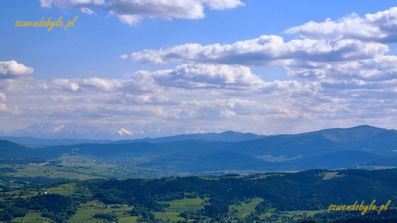 Kamionna, Beskid Wyspowy - widok z wieży. Na wprost widać Tatry, częściowo pokryte śniegiem w maju. 20250525_163519-ink