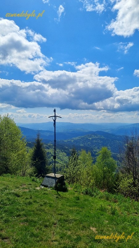 Mogielica, Beskid Wyspowy - po drodze na szczyt można zobaczyć krzyż papieski. 20250525_103743-ink