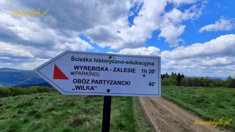 Polana Stumorgowa,Beskid Wyspowy - strzałka wskazująca skręt na ścieżkę historyczno-edukacyjną. 20250525_115052-ink