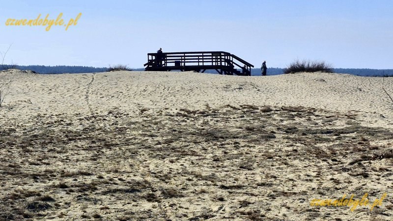 Małopolska, Pustynia Błędowska. Widok przez piasek na jeden z podest&oacute;w widokowych. 20260308_115602-ink
