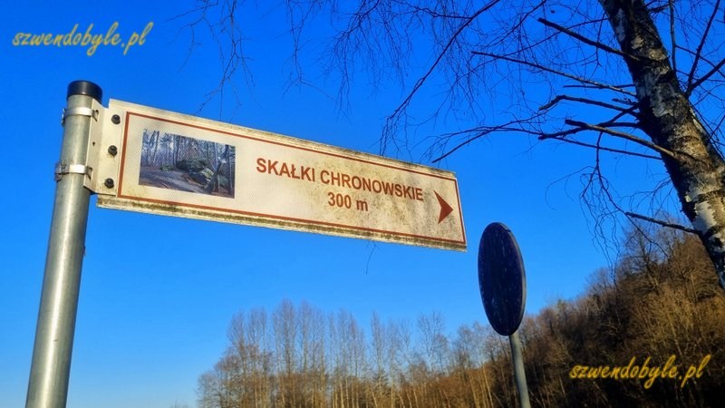 Małopolska,rezerwat Skałki Chronowskie. Tabliczka informująca,że do skałek jest stąd 300 m. 20260307_155206-ink