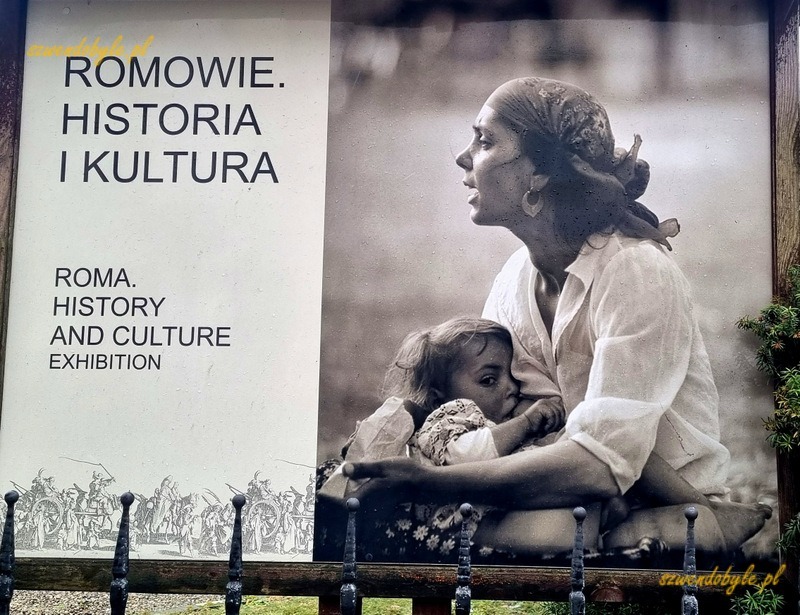 Muzeum Entograficzne w Tarnowie, tablica "Romowie. Historia i kultura" przed budynkiem.