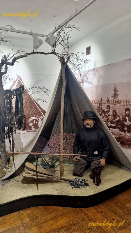 Muzeum Entograficzne w Tarnowie. Zdjęcie z wnętrza muzeum - figura mężczyzny w namiocie - pałatce wspartej jednym kijem.