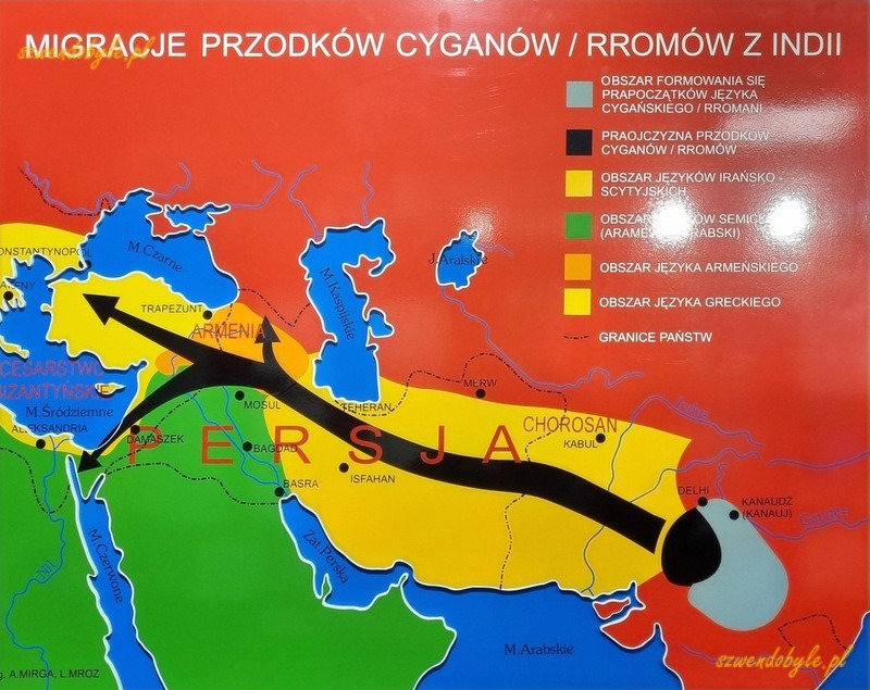 Muzeum Entograficzne w Tarnowie. Tablica prezentująca migracje Cyganów / Rromów z Indii. 