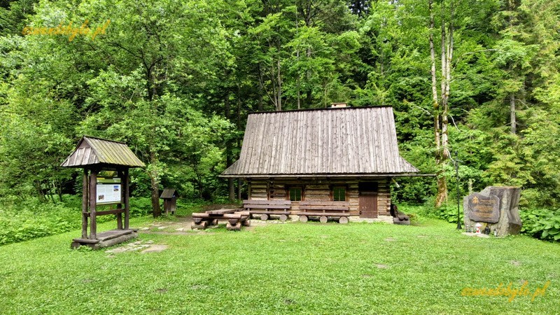 Gorce. Chatka Papież&oacute;wka nad rzeką Kamienica. Blisko polany Trusi&oacute;wka. 20250628_092442-ink