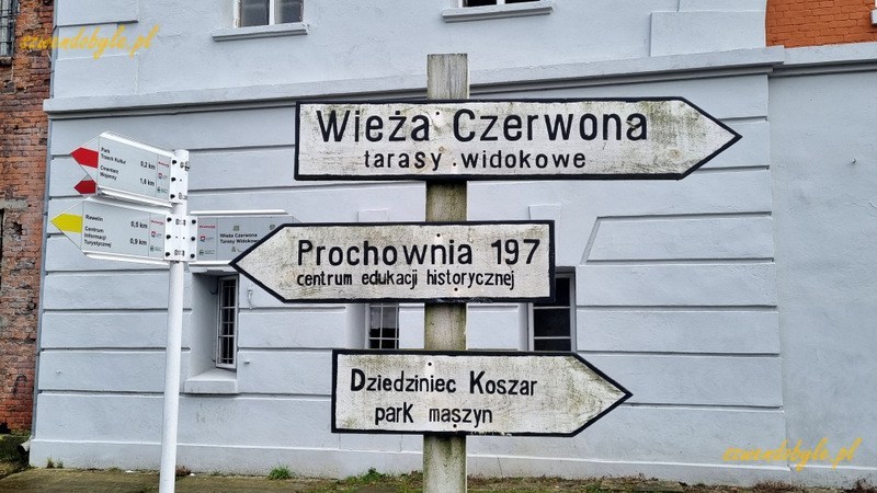 Modlin. Drogowskazy przy Bramie Kadetów kierujące do Wieży Czerwonej, Prochowni 197 i na dziedziniec koszar.