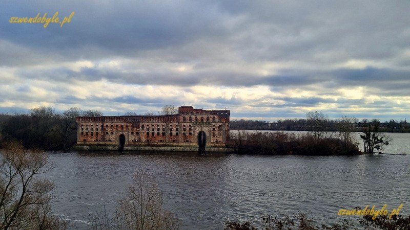 Modlin. Widok na drugi brzeg rzeki Narew i spichlerz. Widok od strony Bramy Napoleona.