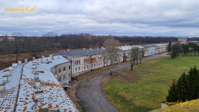 Modlin. Widok z Wieży Czerwonej na dachy twierdzy.