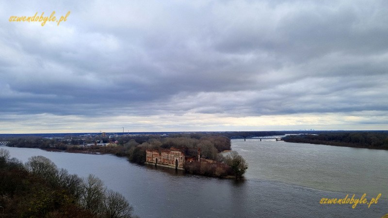 Modlin. Widok z Wieży Czerwonej na łączące się rzeki (Narew i Wisła) oraz zrujnowany budynek spichlerza w kierunku Warszawy.