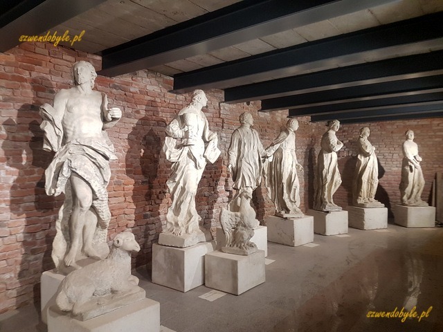 Jarosław, lapidarium, rzeźby Thomasa Huttera. 