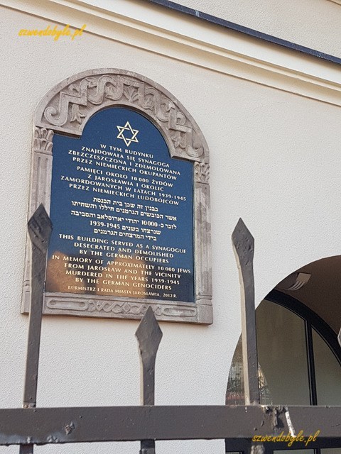 Jarosław. Tablica pamiątkowa na ścianie Dużej Synagogi.